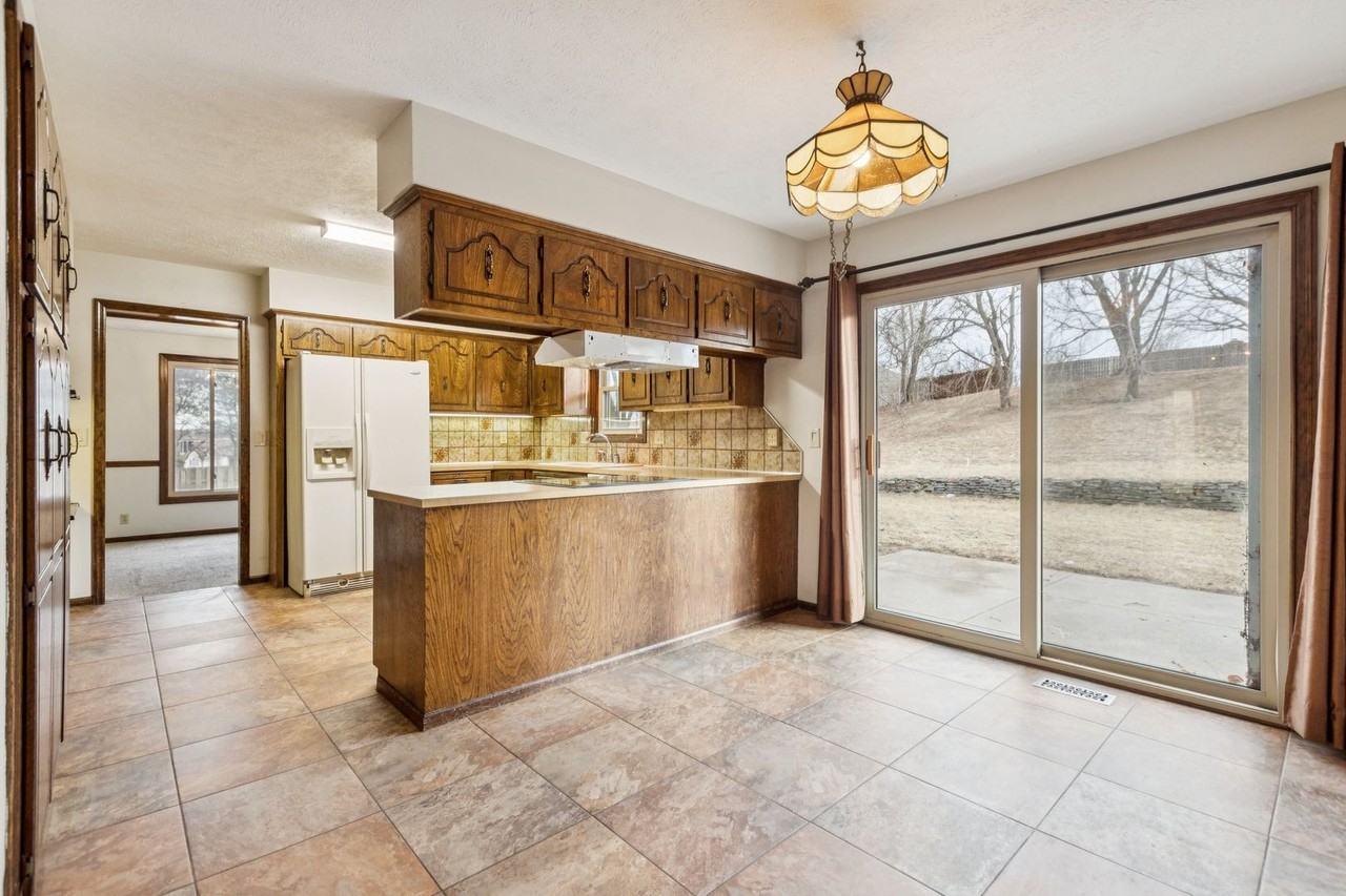 107 S 132nd St - Photo 3 of 32