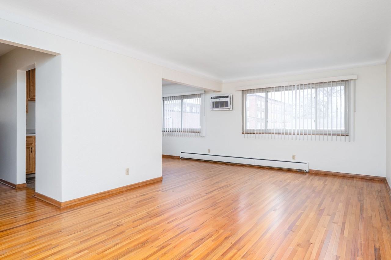 Mount Curve Apartments - Photo 4 of 6