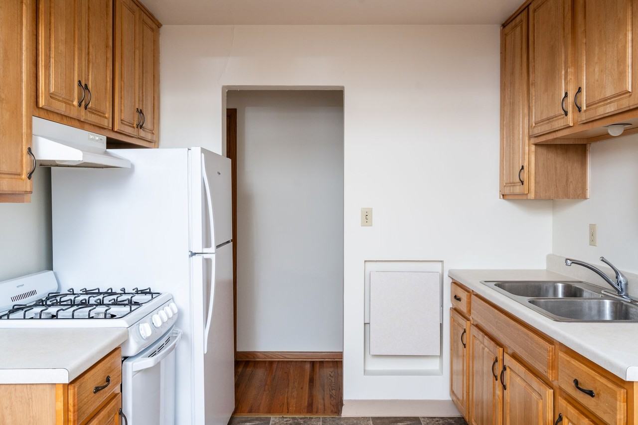 Mount Curve Apartments - Photo 5 of 6