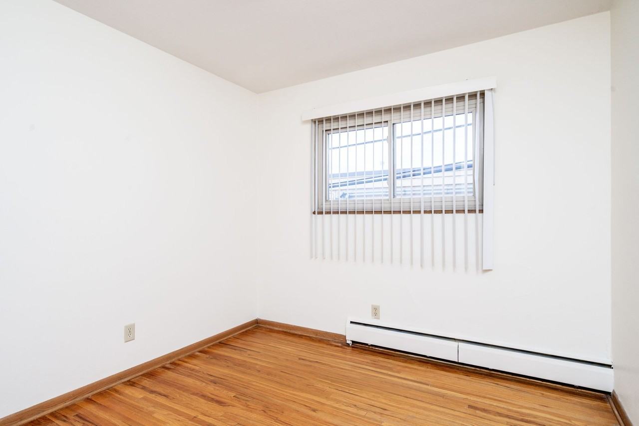 Mount Curve Apartments - Photo 6 of 6