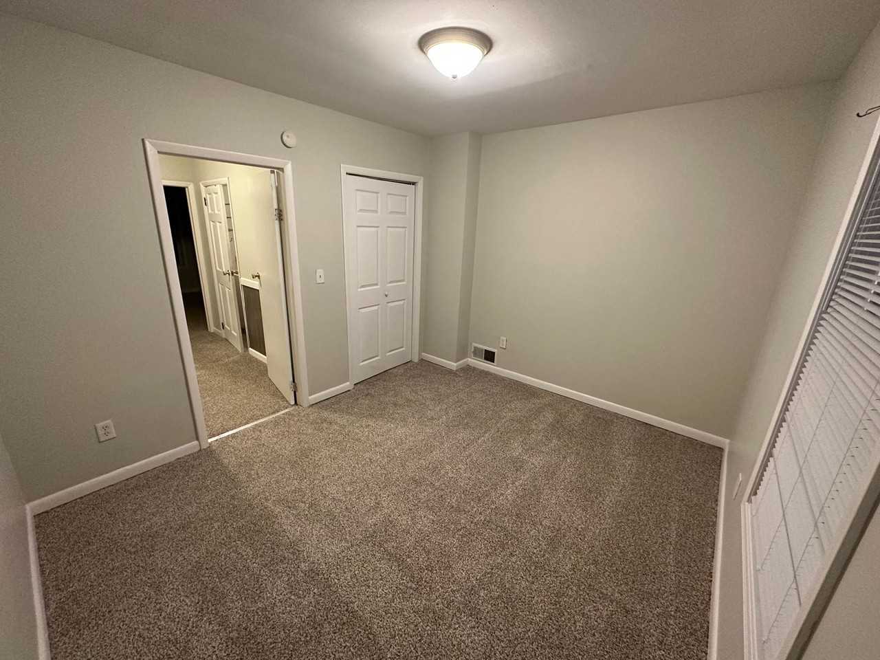 4 1/2 Salisbury St - Photo 3 of 5