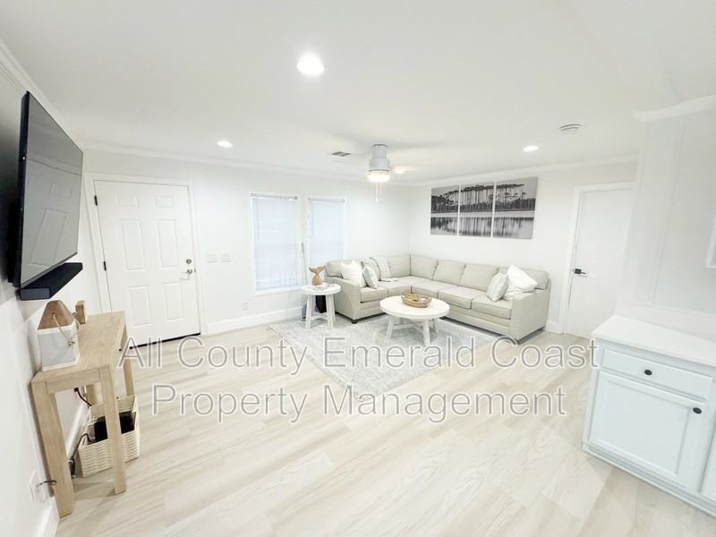 444 Montigo Ave N - Photo 6 of 33