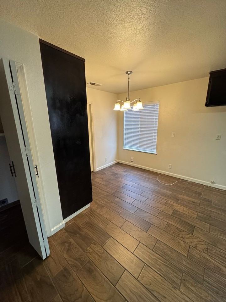 1107 Wimbledon Dr - Photo 6 of 25