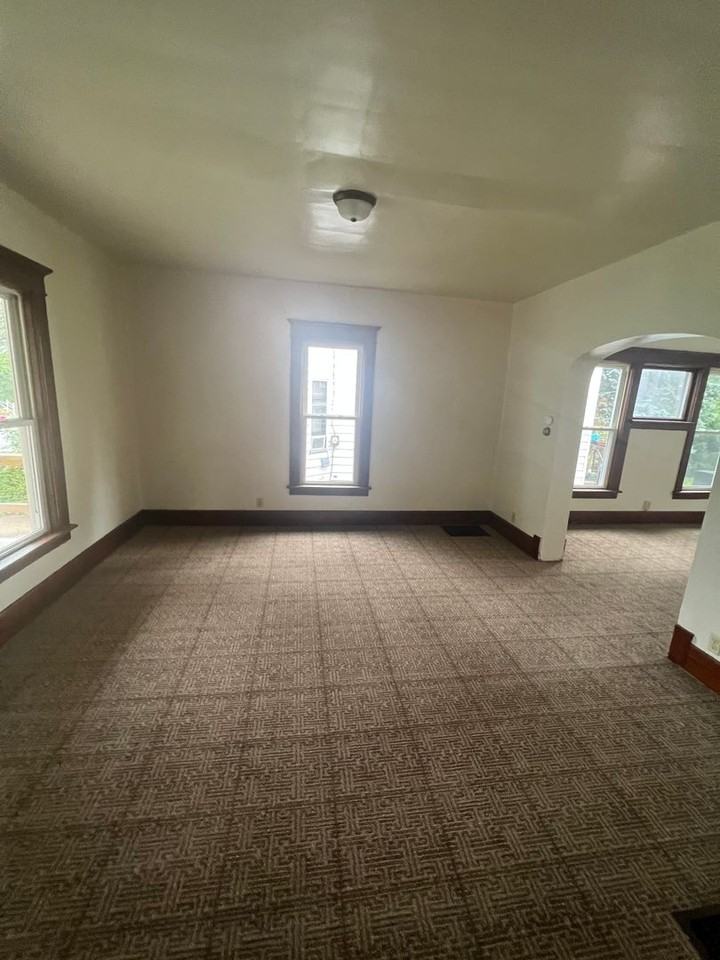 533 E 5th St - Photo 4 of 12