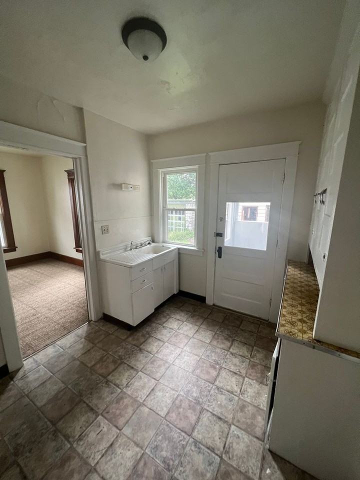 533 E 5th St - Photo 7 of 12