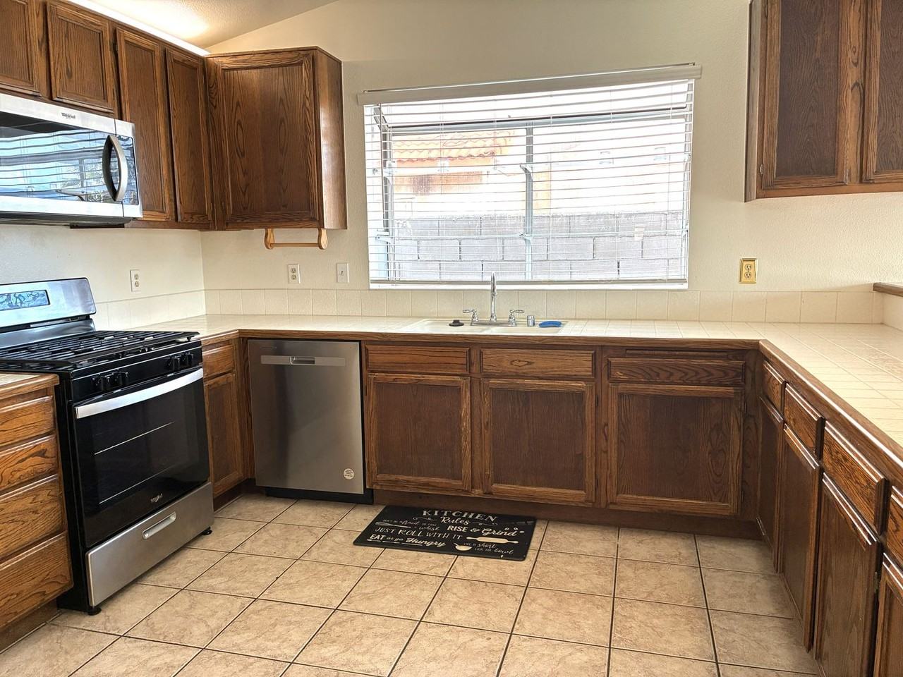 1737 N Encina Ave - Photo 4 of 32