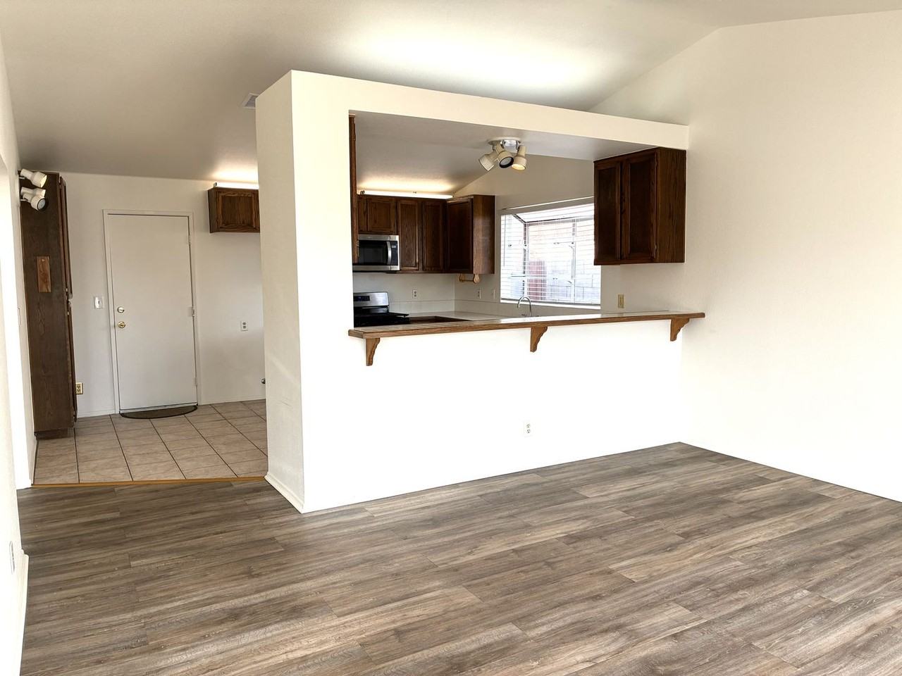 1737 N Encina Ave - Photo 5 of 32