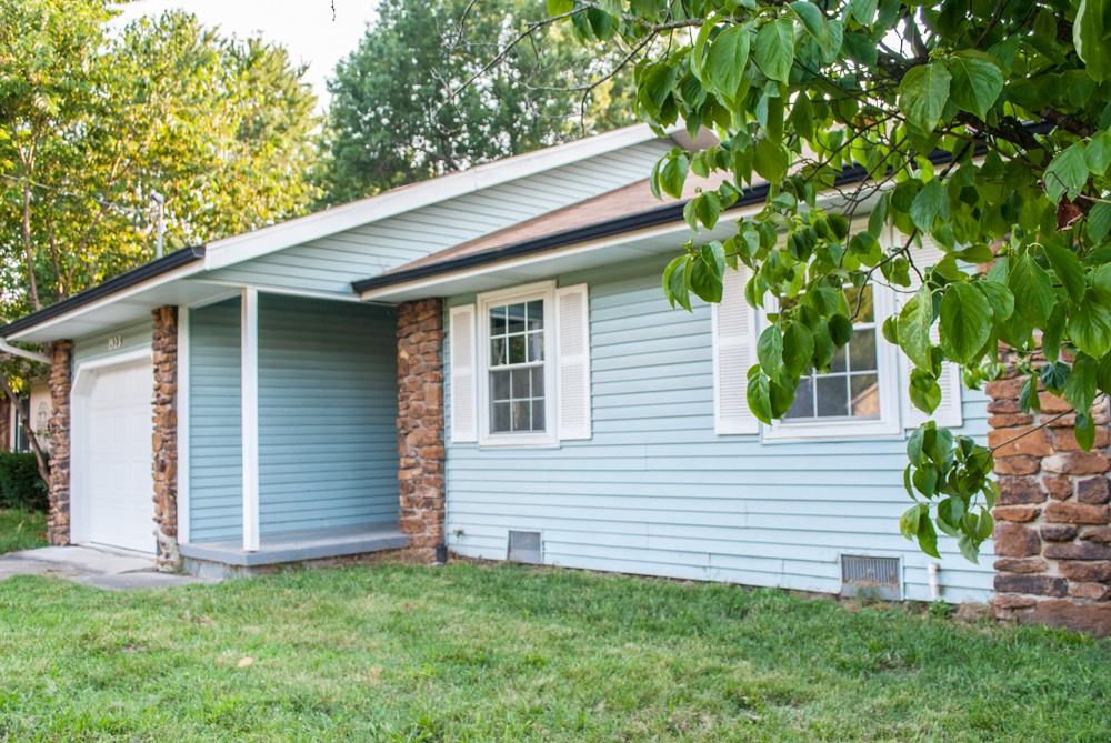 1923 N Hillcrest Ave - Photo 2 of 28