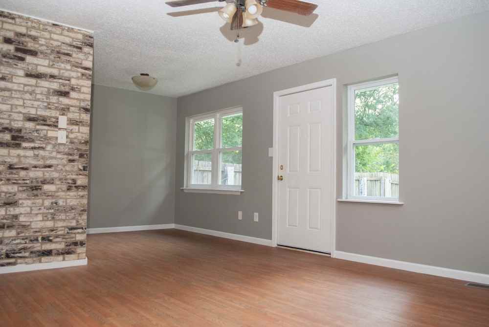 1923 N Hillcrest Ave - Photo 6 of 28