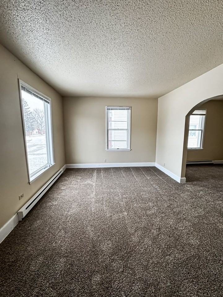 1017 17th St N - Photo 3 of 27