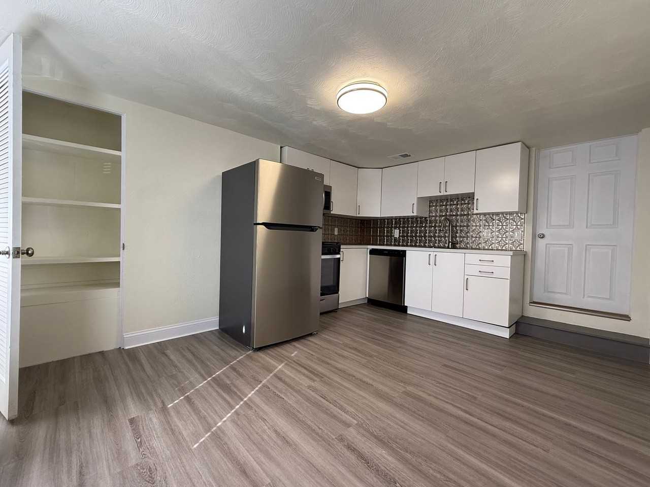 2311 Elsie St - Photo 4 of 17