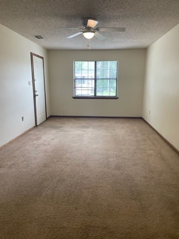 1754 Poplar St Apt B - Photo 3 of 7