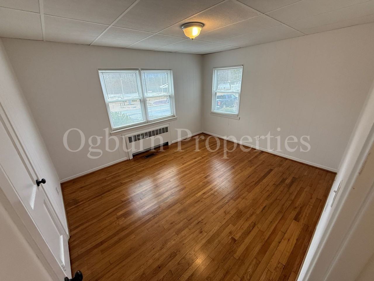 2505 Queen St - Photo 4 of 10