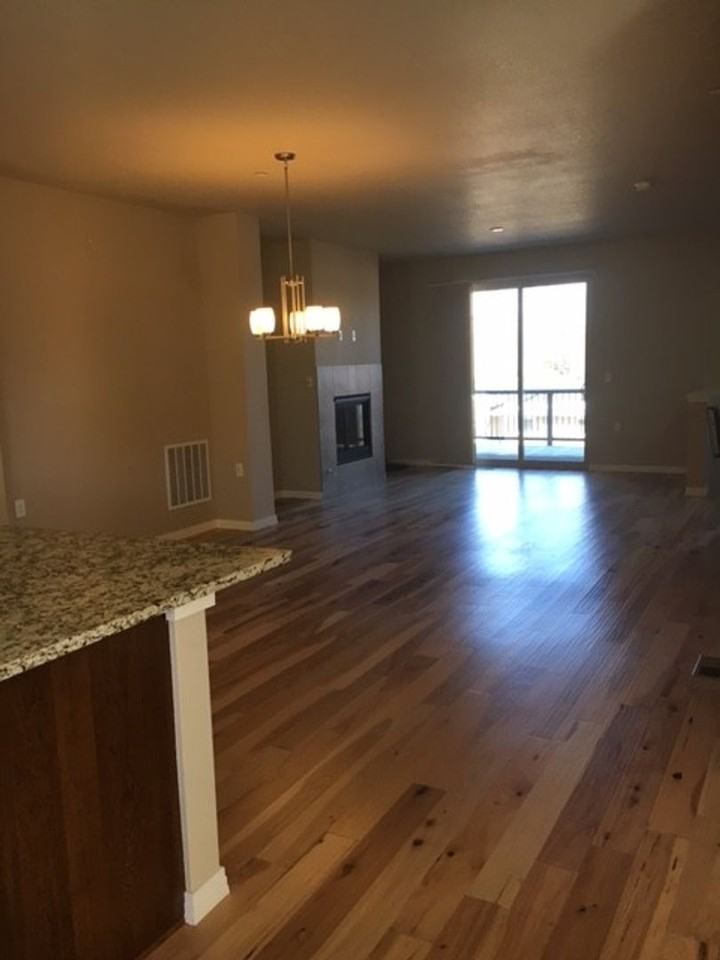 1034 Griffith St - Photo 5 of 19