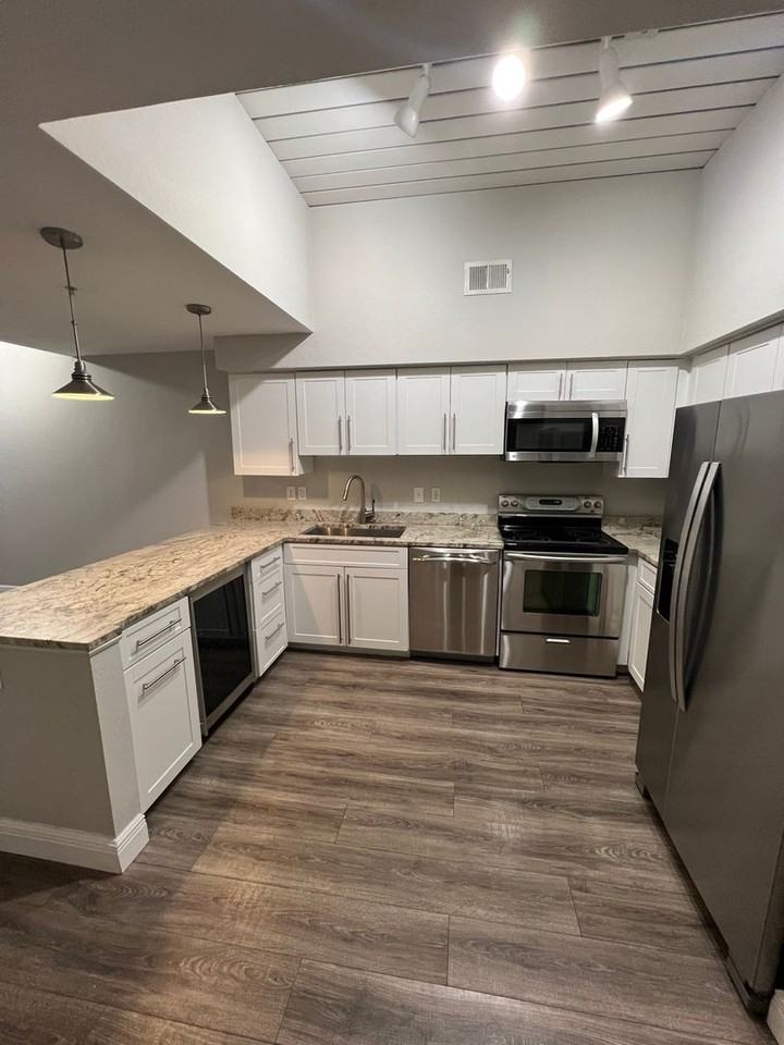 2411 W Horatio St #514 - Photo 6 of 22