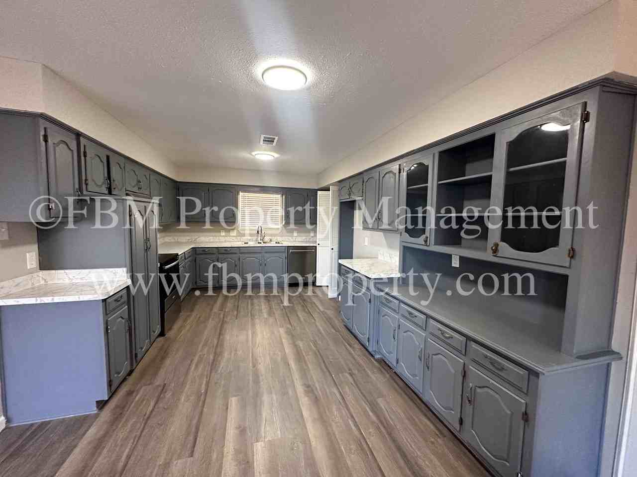 801 S Wood St - Photo 5 of 21