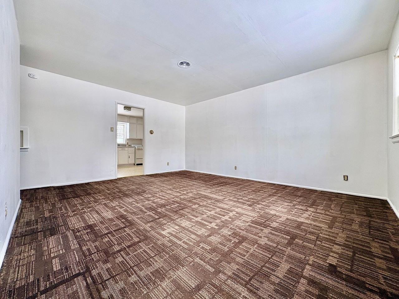 429 S 28th St - Photo 4 of 9