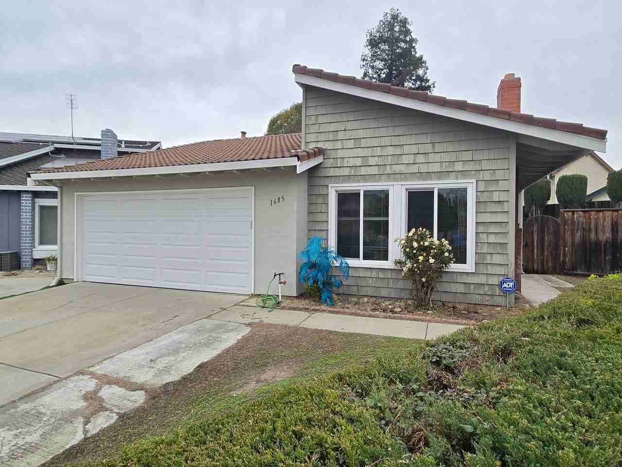 1685 Chesterton Cir - Photo 2 of 10