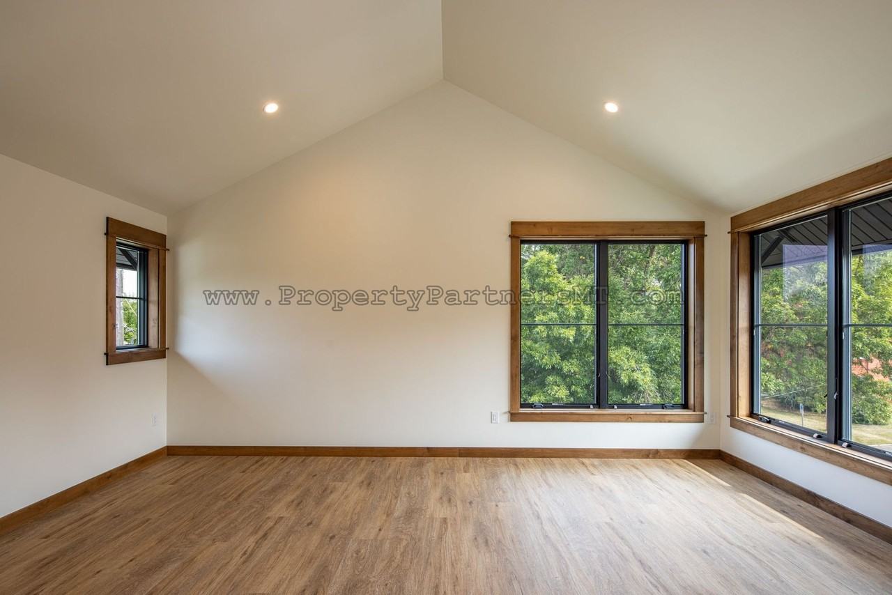 BRAND NEW luxury 4 bedroom unit right off campus! - Photo 2 of 6