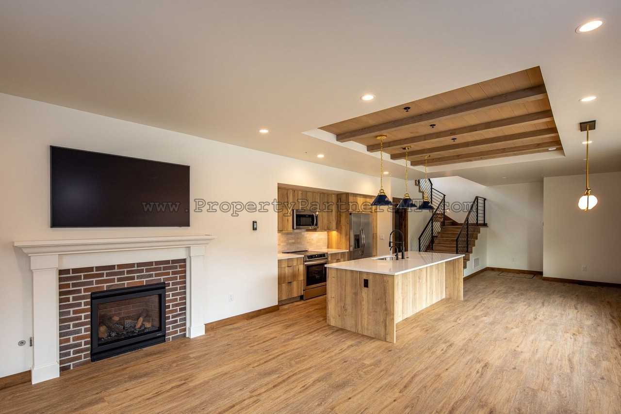 BRAND NEW luxury 4 bedroom unit right off campus! - Photo 4 of 6