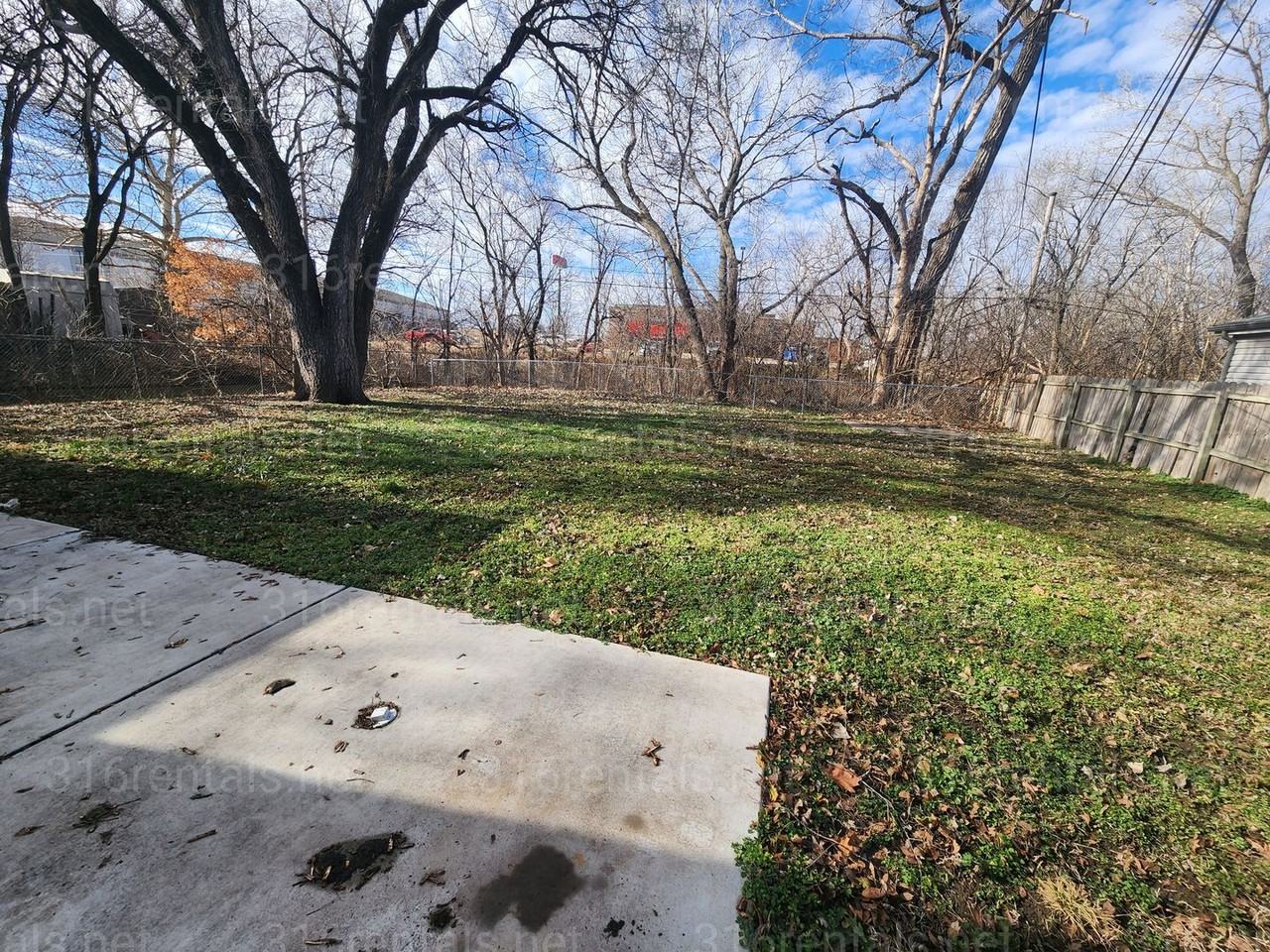 6355 N Mobile Dr - Photo 7 of 8