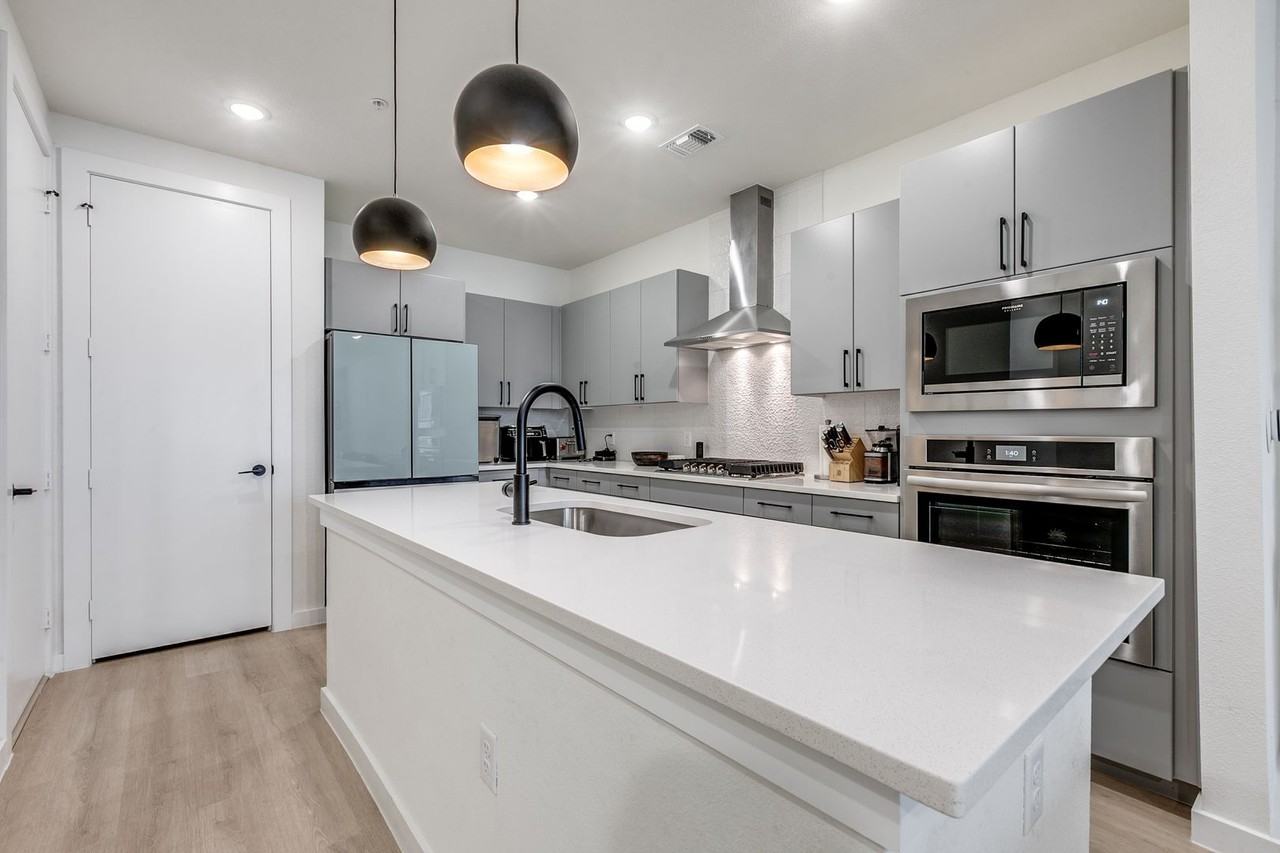 719 E Locust St #4110 - Photo 5 of 34