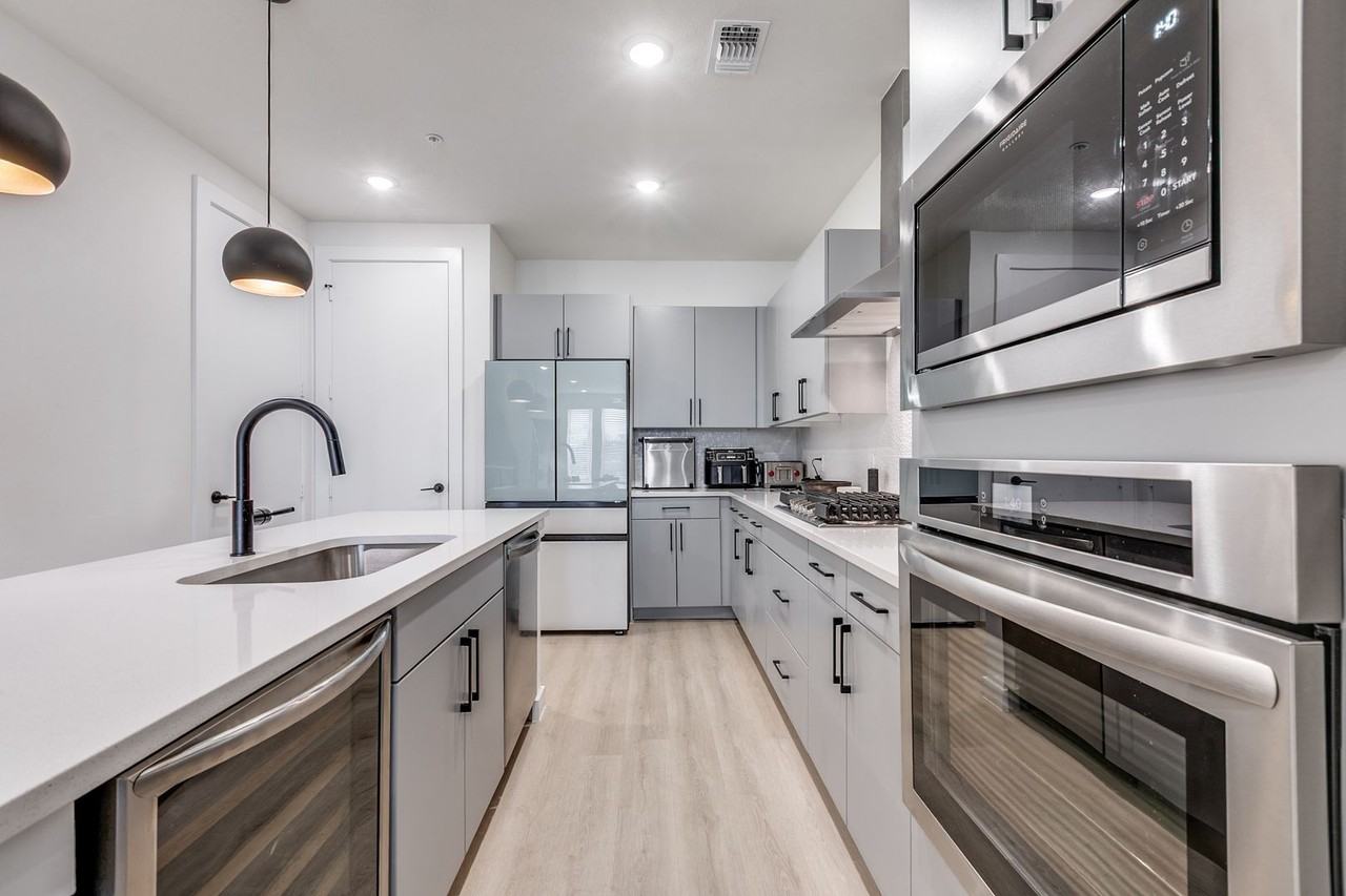 719 E Locust St #4110 - Photo 6 of 34