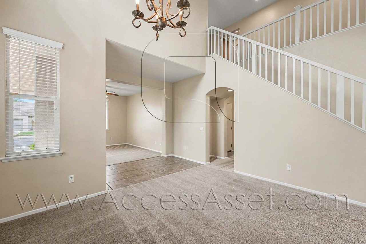 32137 Rosemary St - Photo 4 of 38