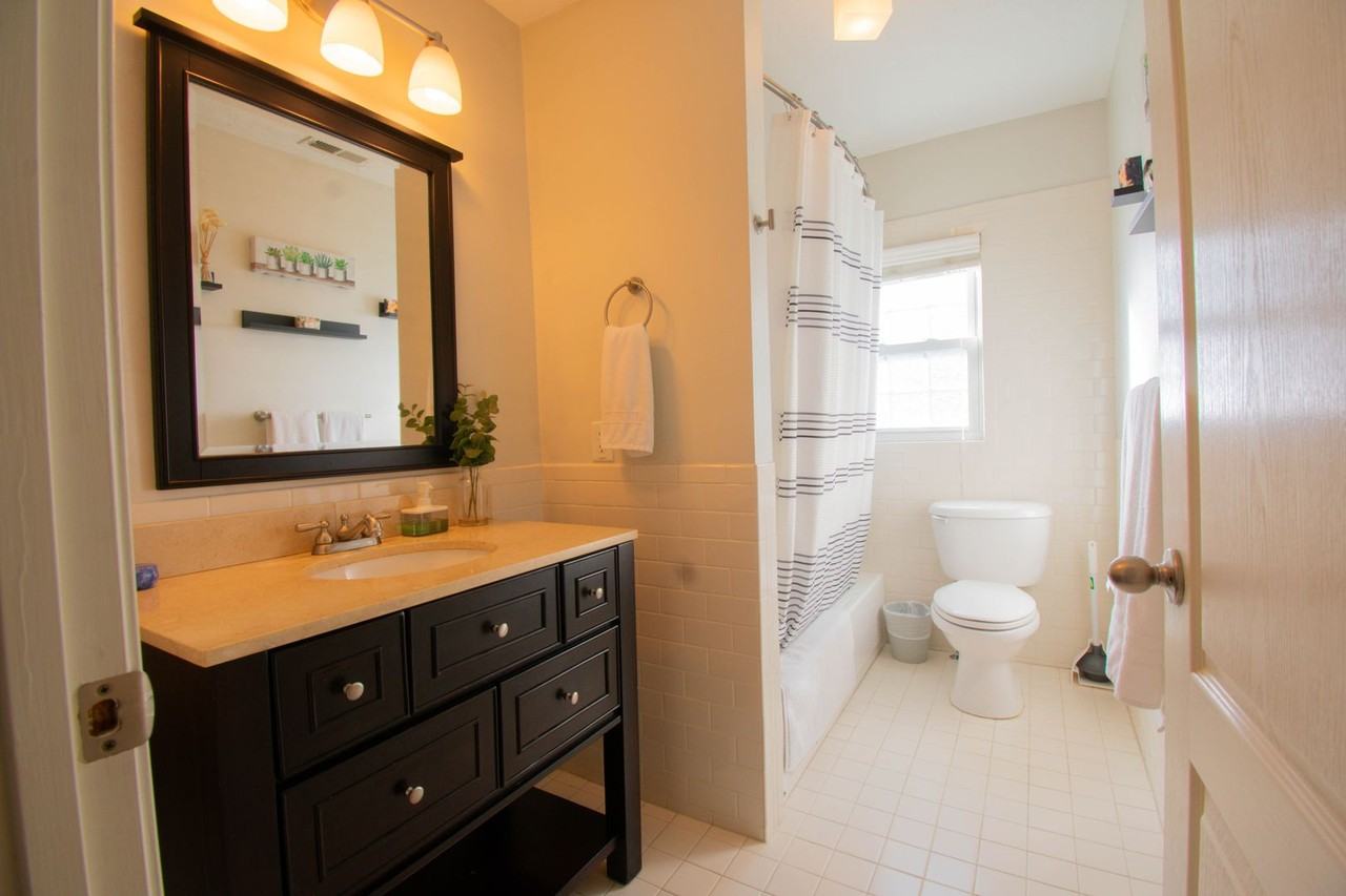 205 Bethune St - Photo 6 of 30