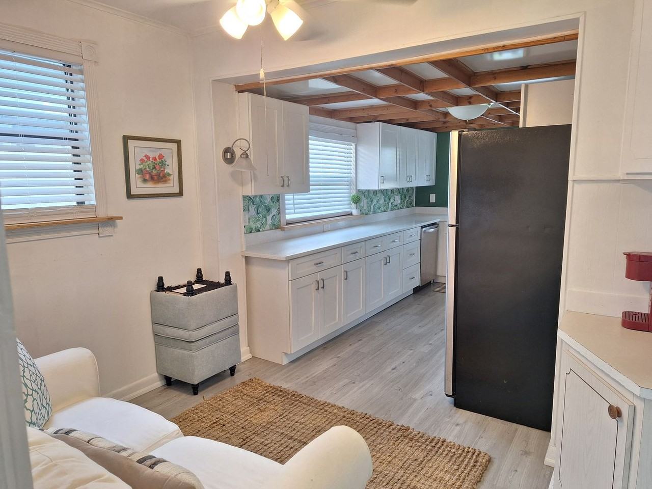 208 Due East St - Photo 5 of 15