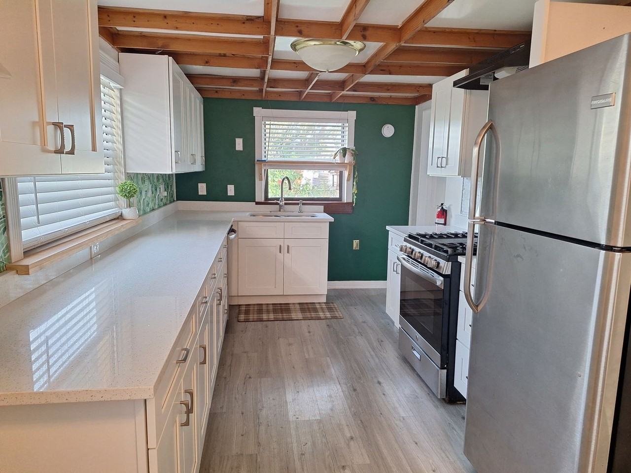 208 Due East St - Photo 6 of 15