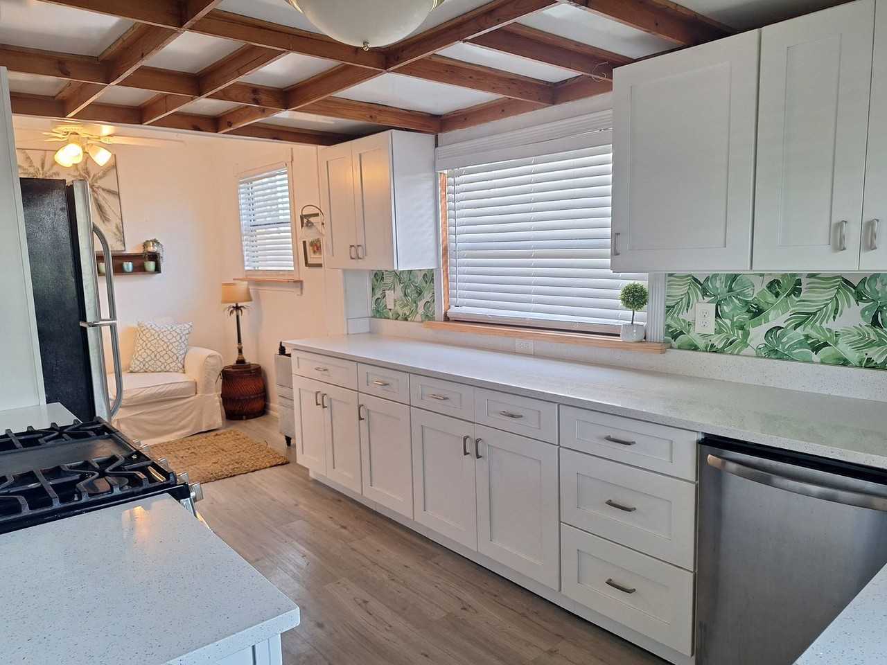 208 Due East St - Photo 7 of 15