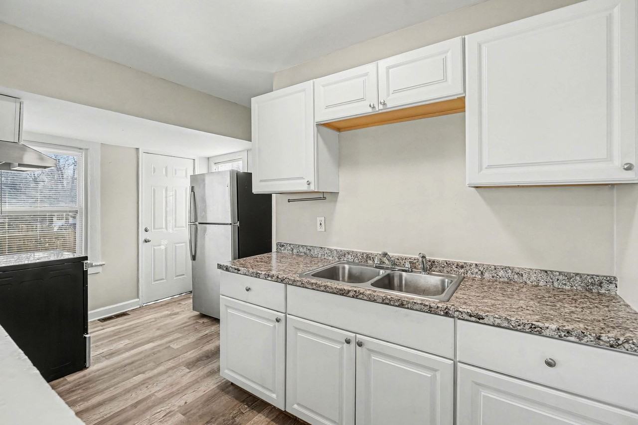 2421 E 67th Ter - Photo 6 of 15