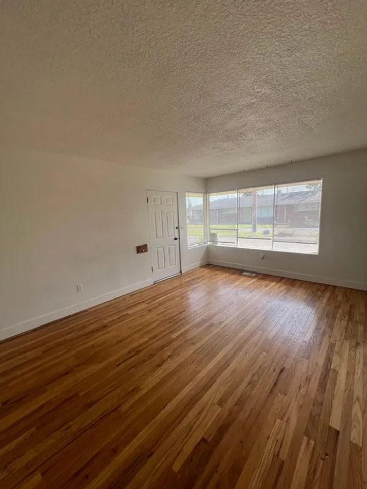 3008 Harney St - Photo 2 of 8