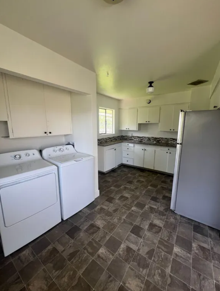 3008 Harney St - Photo 3 of 8