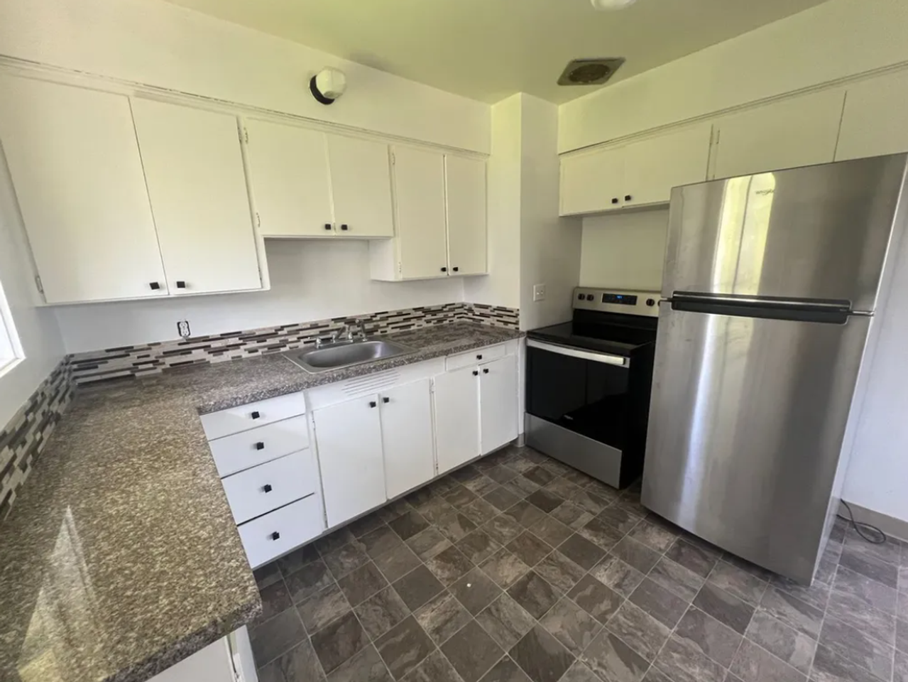 3008 Harney St - Photo 4 of 8