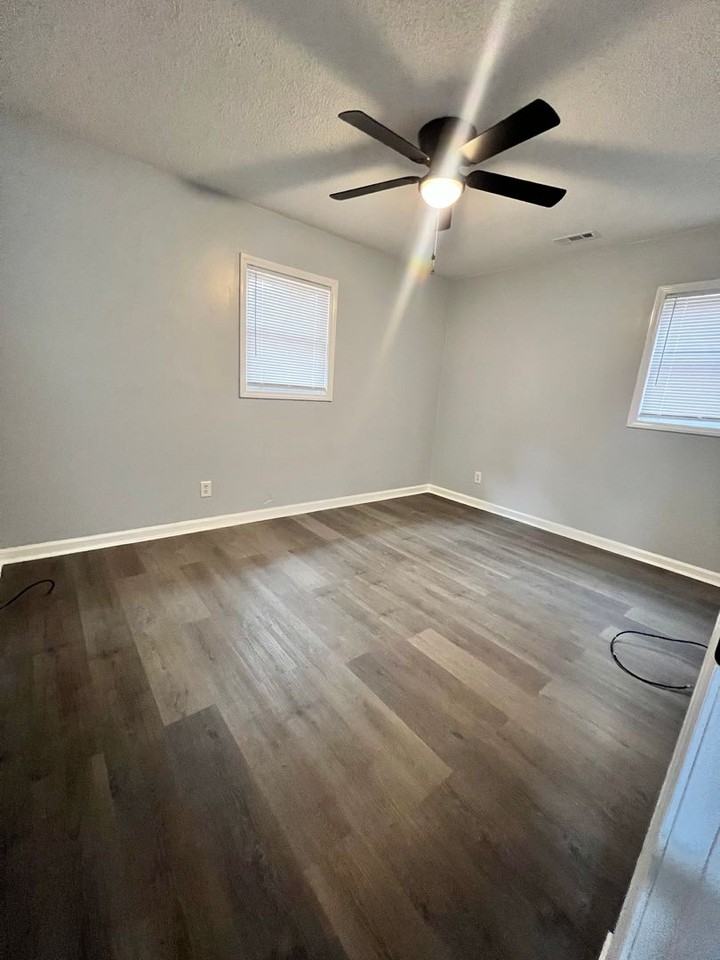 1329 Hunters Rd - Photo 3 of 14