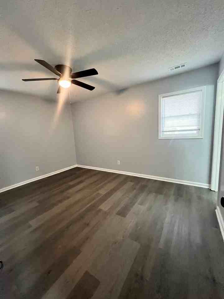 1329 Hunters Rd - Photo 4 of 14