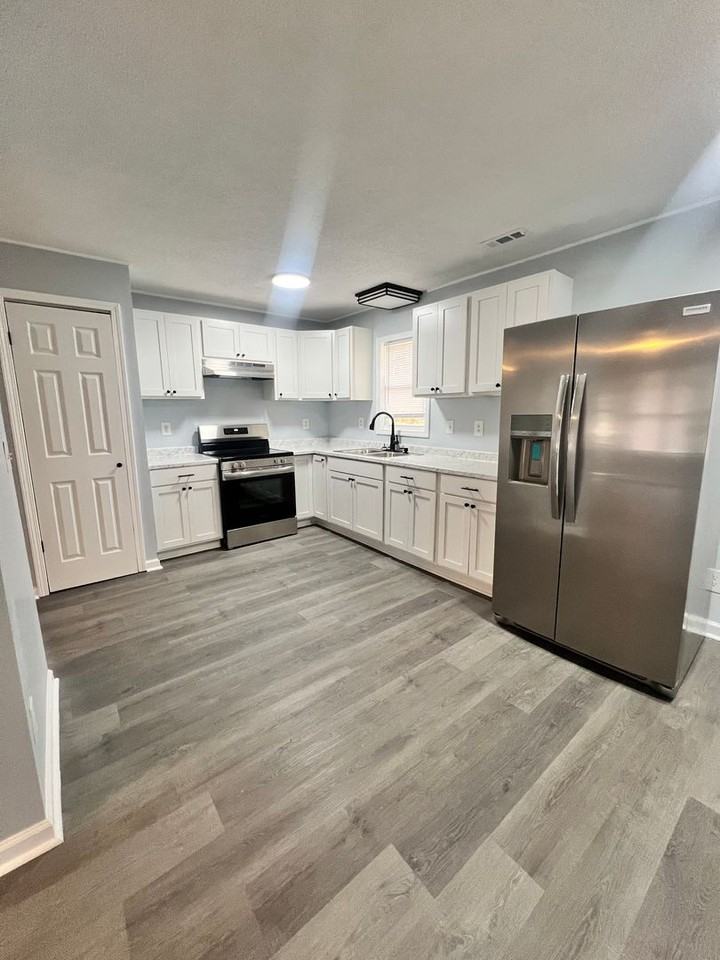 1329 Hunters Rd - Photo 6 of 14