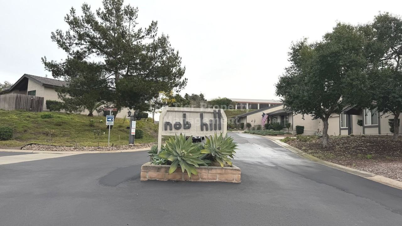 739 Nob Cir - Photo 2 of 36