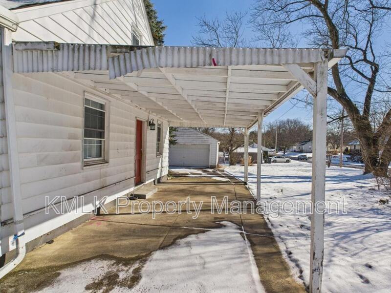 871 Kennebec Ave - Photo 3 of 32