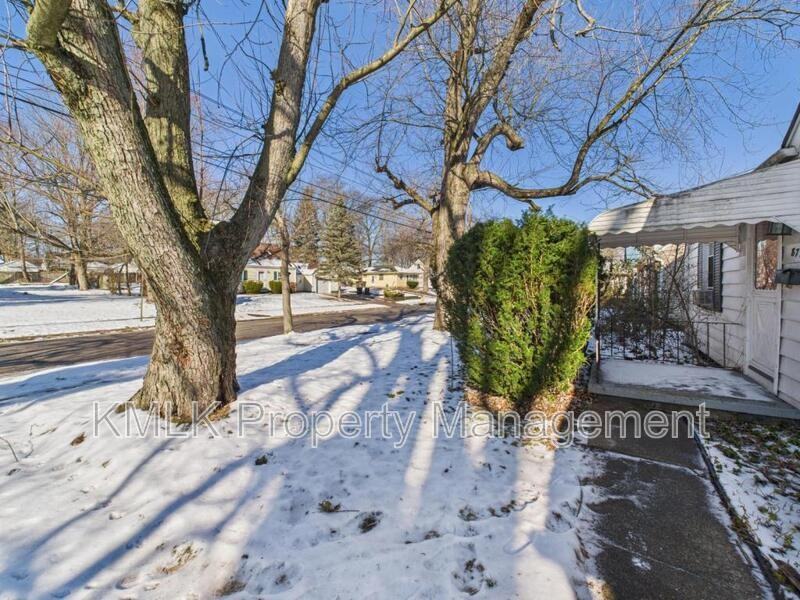 871 Kennebec Ave - Photo 4 of 32