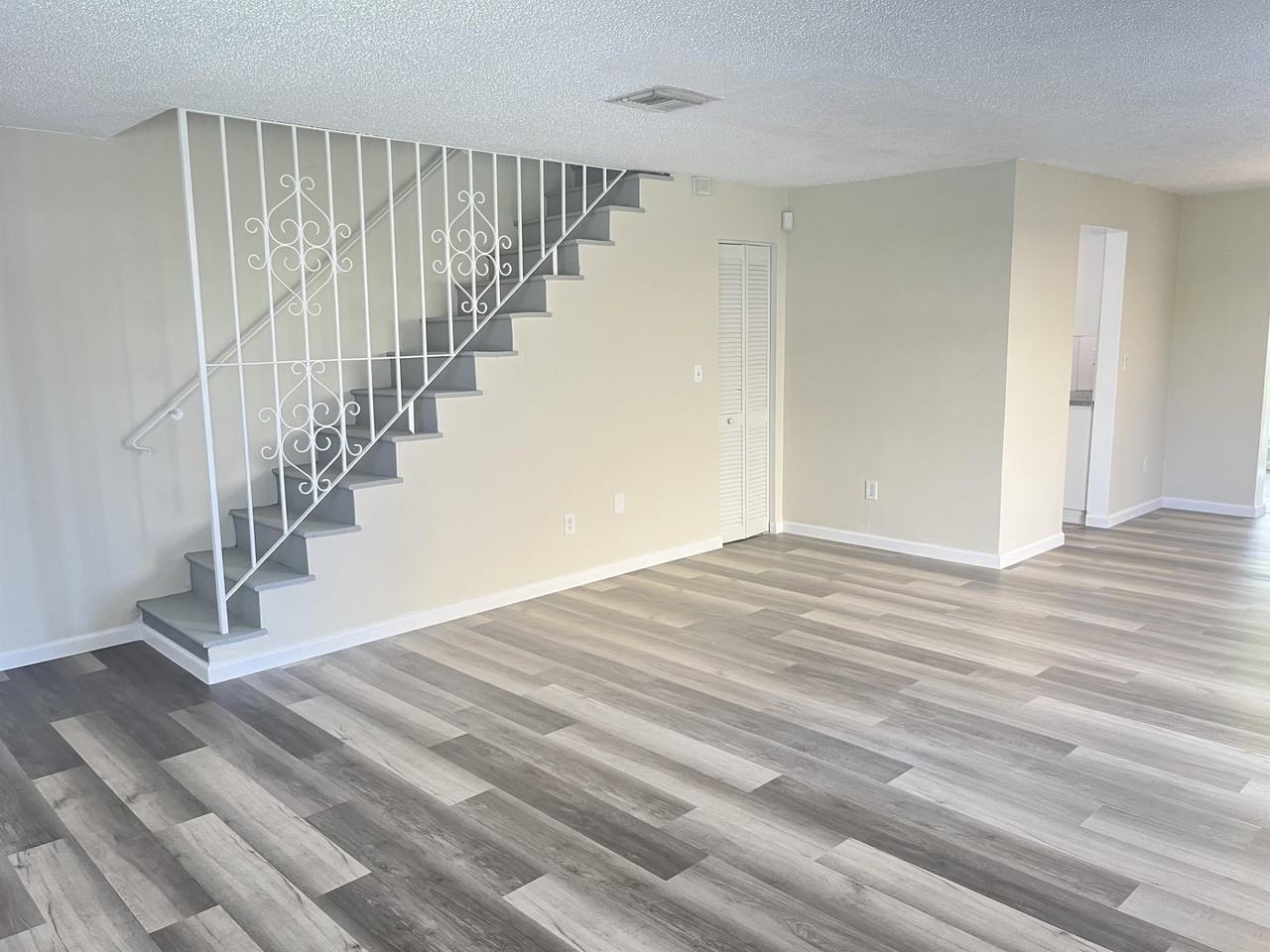 9503 Southwest 88th Terrace - Photo 3 of 11