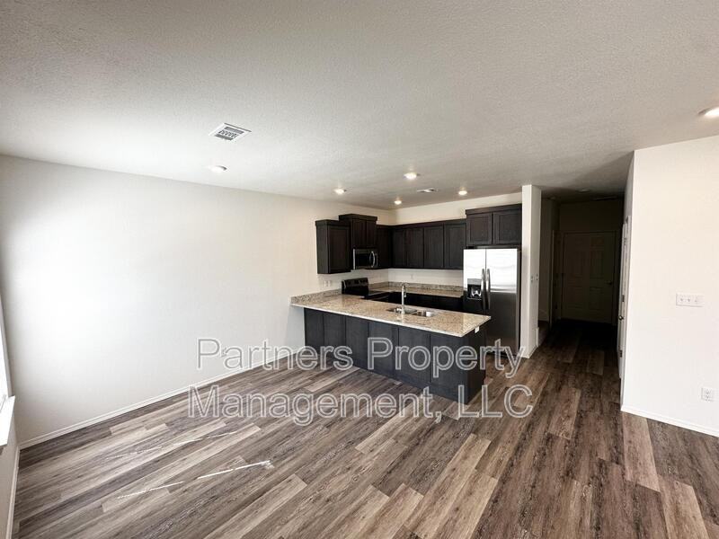 779 S Amarillo Ave - Photo 4 of 32