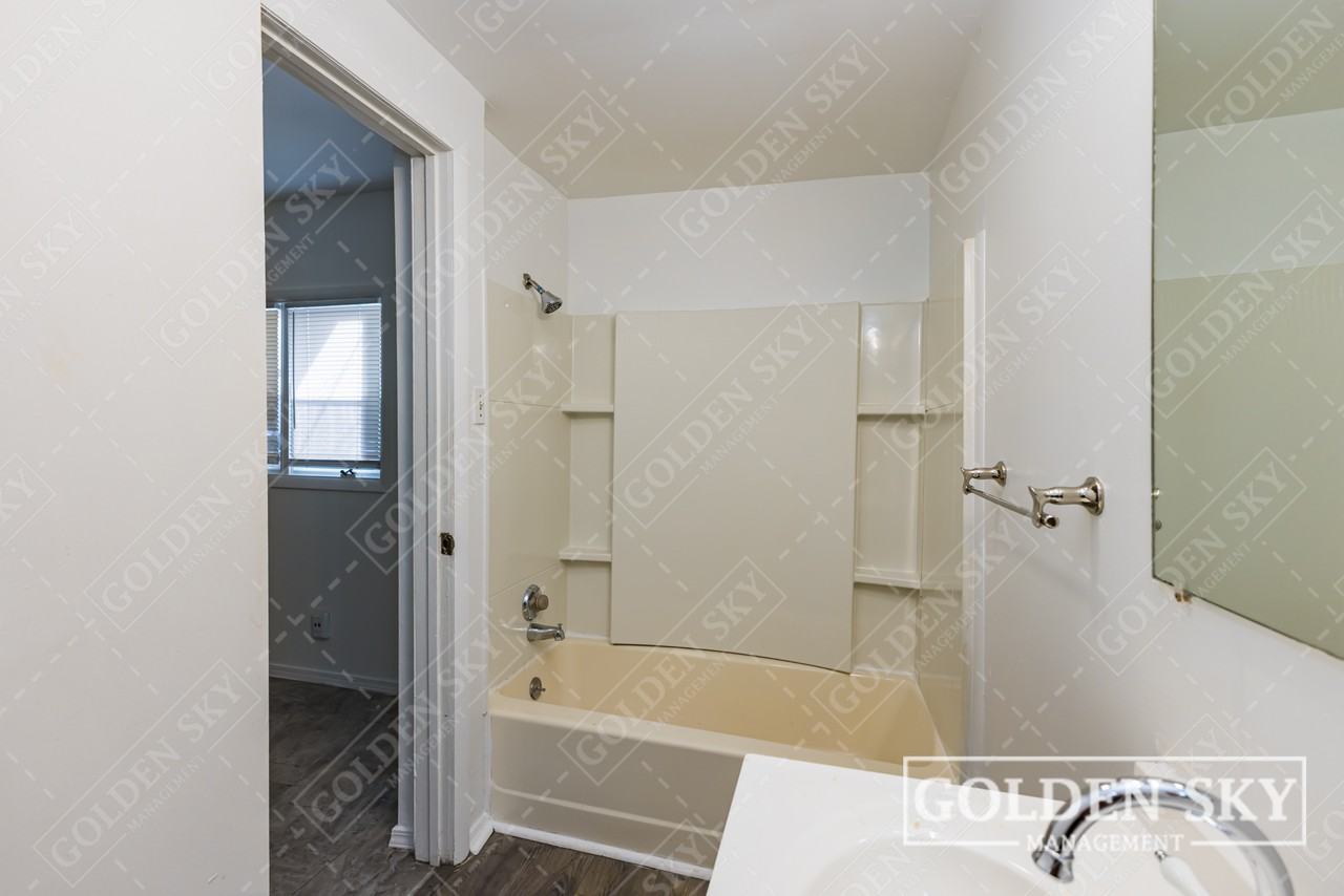 1507 West 9th Street - Unit C - Photo 4 of 8