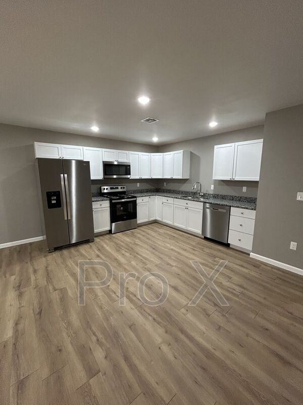 716 N Columbus St #A - Photo 3 of 14