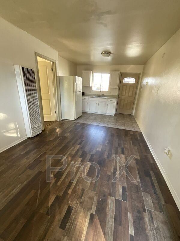 208 W 1St Triplex - Photo 3 of 9