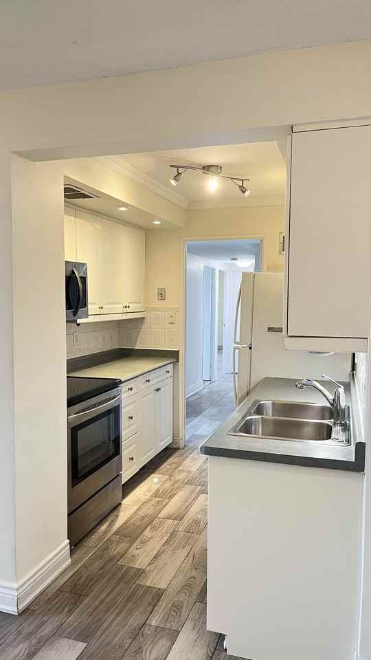 1333 Bloor Street #1407 - Photo 6 of 17