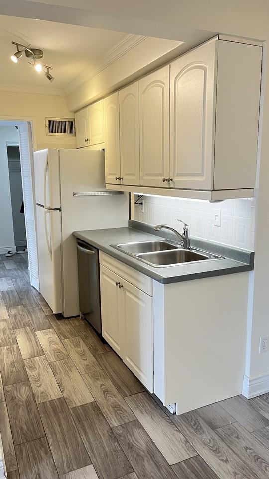 1333 Bloor Street #1407 - Photo 7 of 17