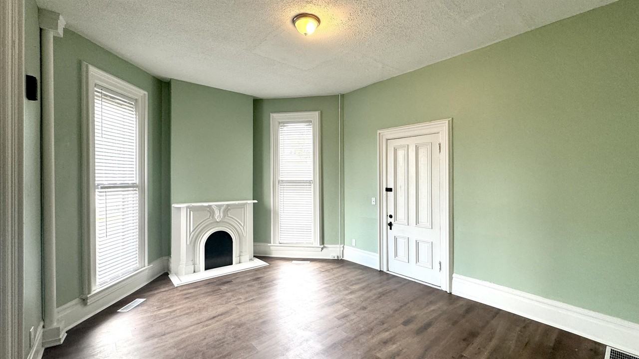 325 Chandler Avenue - Photo 3 of 14